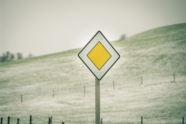 signification panneau jaune et blanc
